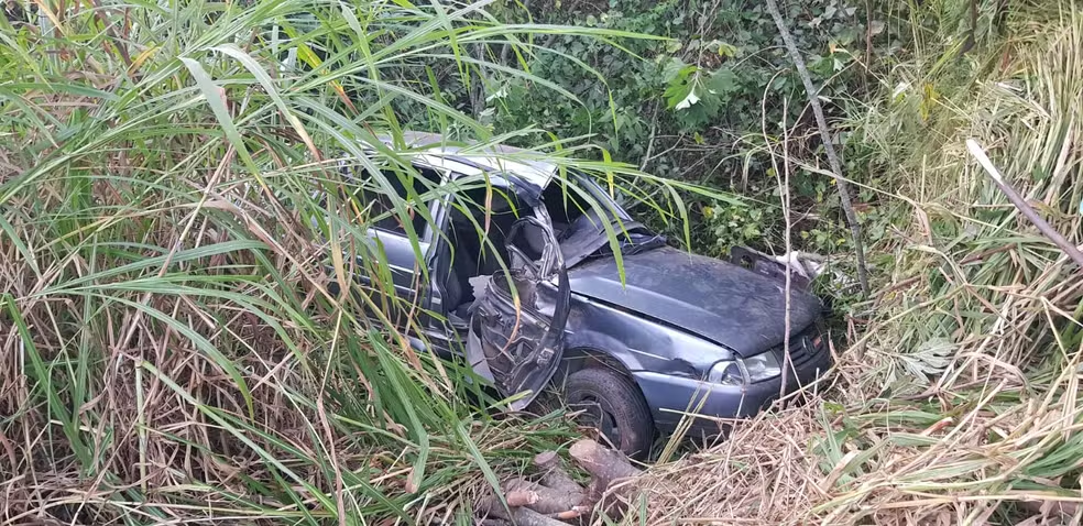 Carro cai em ribanceira em Campo Limpo Paulista