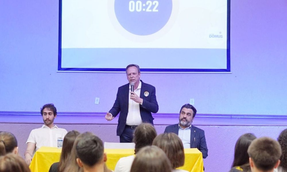 José Antonio Parimoschi apresenta suas propostas para Jundiaí durante debate no Colégio Domus Sapiens, acompanhado de outros candidatos.