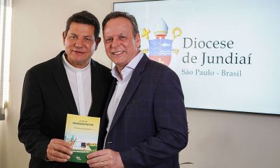 José Antonio Parimoschi e Padre Silvio Andrei posam com cartilha de orientação política na Diocese de Jundiaí.