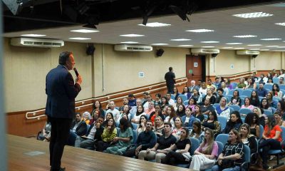 Parimoschi discursando para um auditório cheio de pessoas atentas durante evento sobre políticas para a infância em Jundiaí.