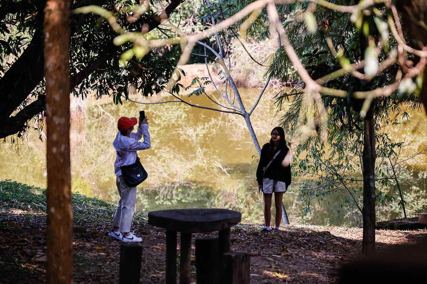 Turistas tirando fotos em meio à natureza em Jundiaí, representando o turismo rural e as belezas naturais da região.