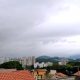 Tempo chuvoso sobre Jundiaí, com céu nublado, edifícios ao fundo e ar melhorado devido à chuva – Qualidade do Ar em foco.