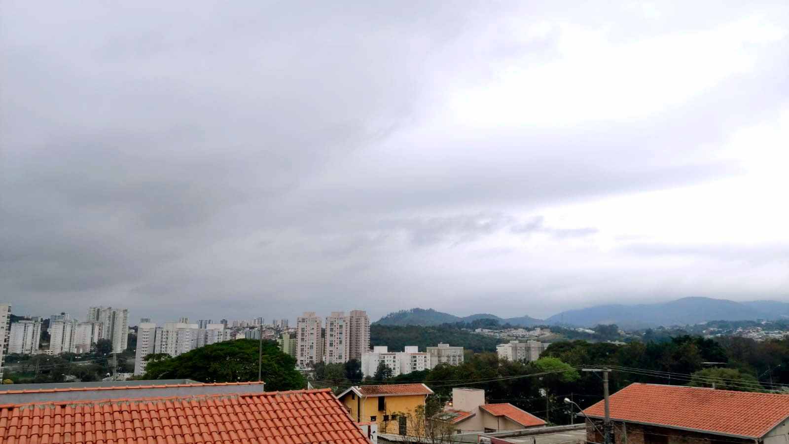 Tempo chuvoso sobre Jundiaí, com céu nublado, edifícios ao fundo e ar melhorado devido à chuva – Qualidade do Ar em foco.