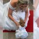 Cachorro entra em casamento com vestido de noiva