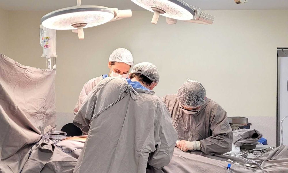 Amostra de exame sendo coletada em sala do Hospital São Vicente, em Jundiaí.