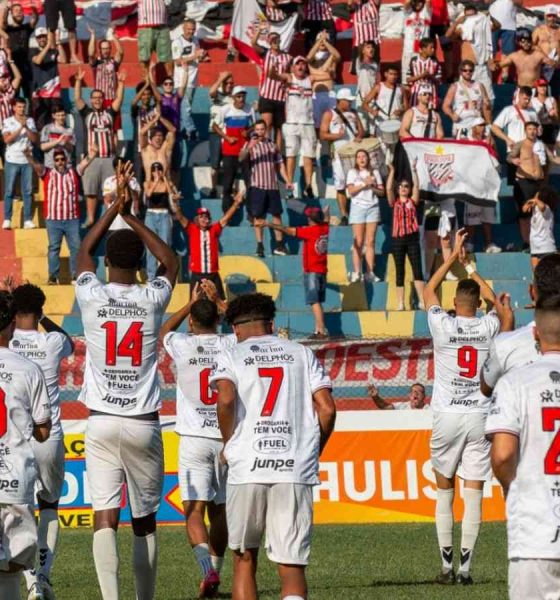 Paulista enfrenta Colorado em jogos decisivos na primeira quinzena de setembro. Jogadores entrando em campo.