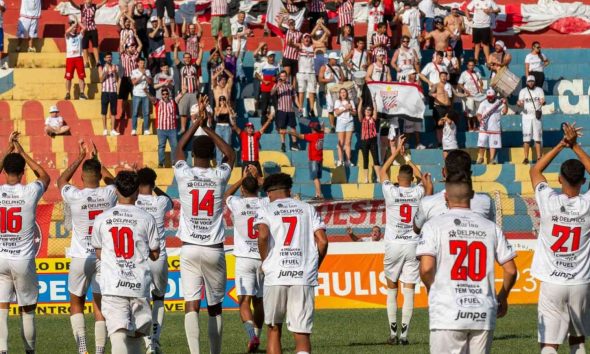 Paulista enfrenta Colorado em jogos decisivos na primeira quinzena de setembro. Jogadores entrando em campo.