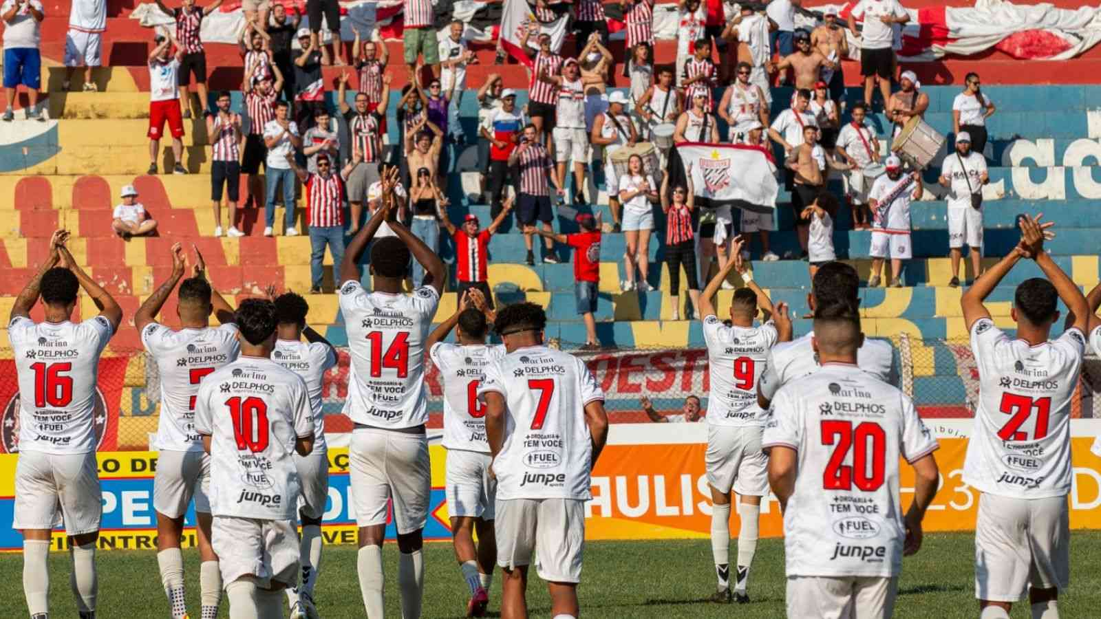 Paulista enfrenta Colorado em jogos decisivos na primeira quinzena de setembro. Jogadores entrando em campo.