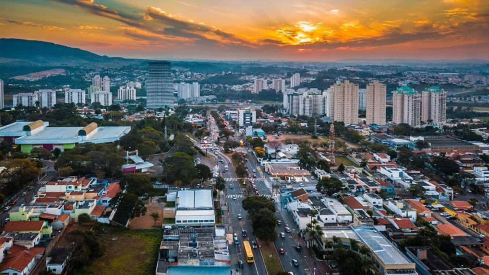 Av. Jundiaí com céu já claro, indicando sinais de radiação ultravioleta