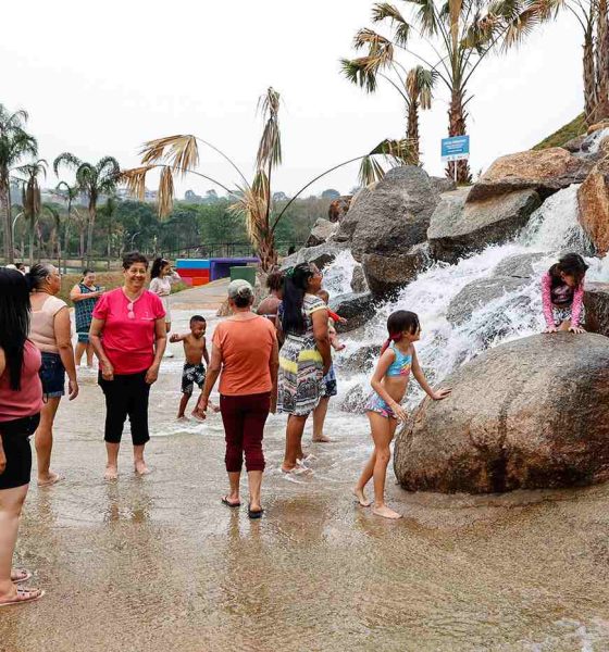 Idosos e crianças se divertem na cachoeira do Espaço das Águas em Jundiaí durante atividade da Semana do Idoso da UBS São Camilo