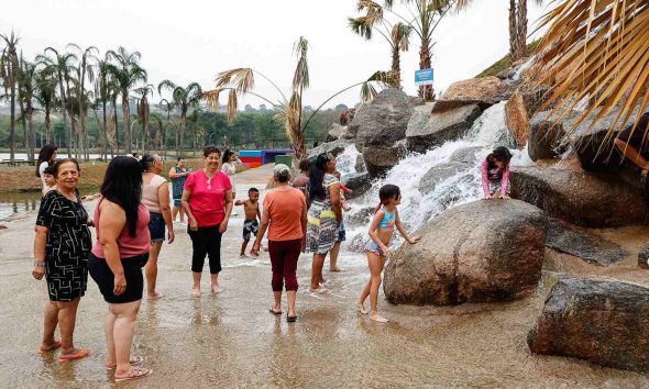 Idosos e crianças se divertem na cachoeira do Espaço das Águas em Jundiaí durante atividade da Semana do Idoso da UBS São Camilo