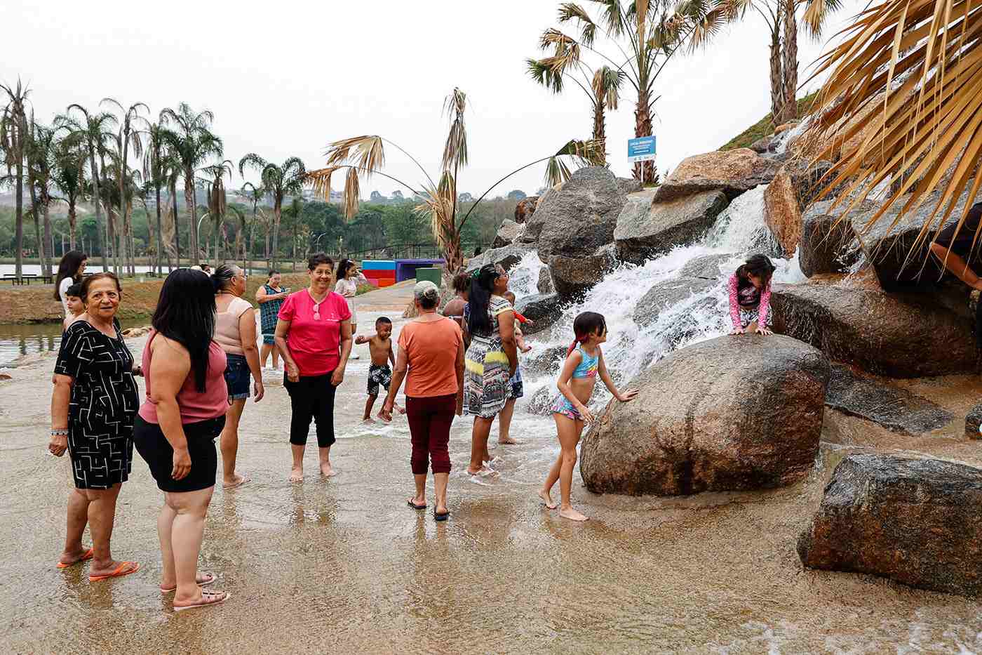 Idosos e crianças se divertem na cachoeira do Espaço das Águas em Jundiaí durante atividade da Semana do Idoso da UBS São Camilo