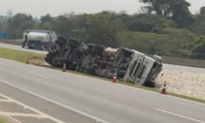 Acidente em Jarinu com caminhão tombado deixa vítimas.