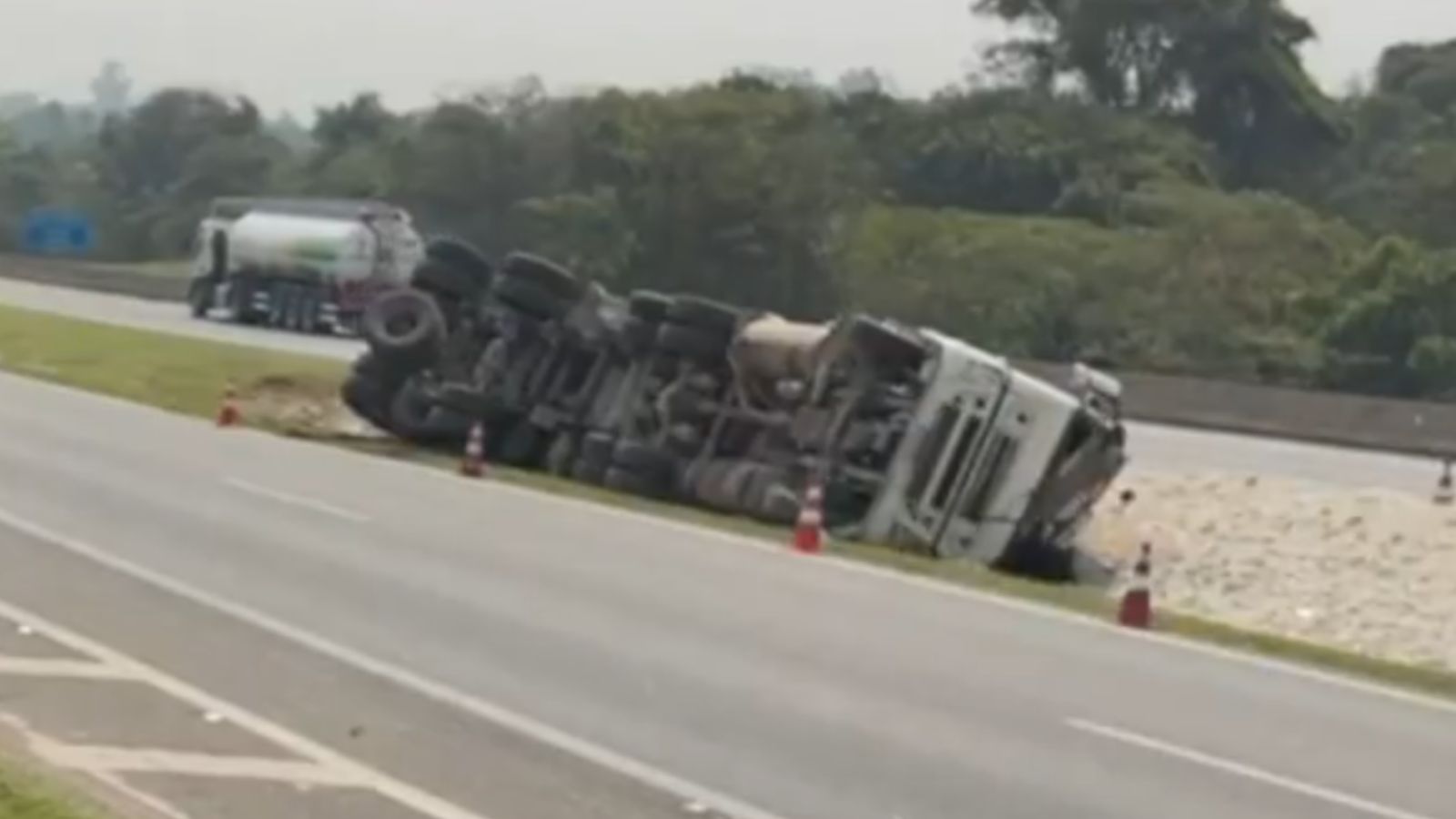 Acidente em Jarinu com caminhão tombado deixa vítimas.