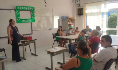 Setembro Verde da APAE Jundiaí traz evento sobre inclusão para pais de alunos. Sala de aula está cheia de pais e alunos.