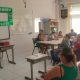 Setembro Verde da APAE Jundiaí traz evento sobre inclusão para pais de alunos. Sala de aula está cheia de pais e alunos.