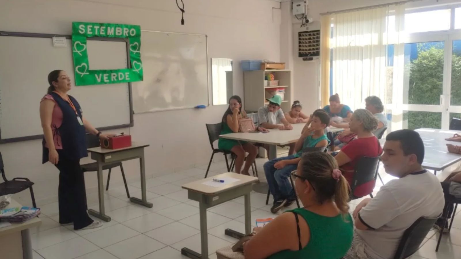 Setembro Verde da APAE Jundiaí traz evento sobre inclusão para pais de alunos. Sala de aula está cheia de pais e alunos.