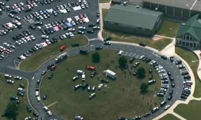 Ataque em escola deixa pais preocupados. Eles formaram uma fila de carros para reencontrar filhos.