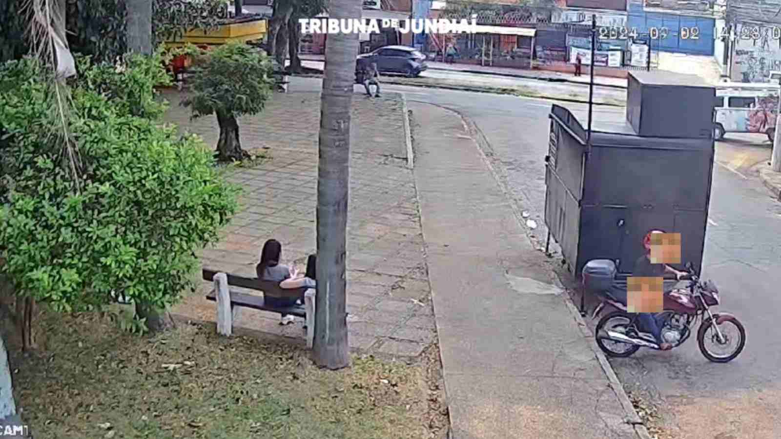 Homem cometendo ato obsceno em público em praça de Jundiaí.