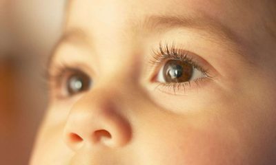 Close-up de olhos de uma criança, destacando a importância do diagnóstico precoce do retinoblastoma infantil.