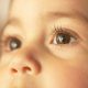 Close-up de olhos de uma criança, destacando a importância do diagnóstico precoce do retinoblastoma infantil.