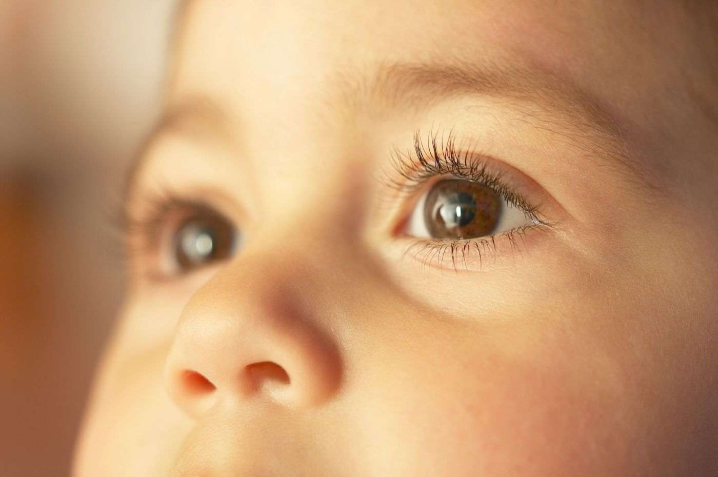 Close-up de olhos de uma criança, destacando a importância do diagnóstico precoce do retinoblastoma infantil.