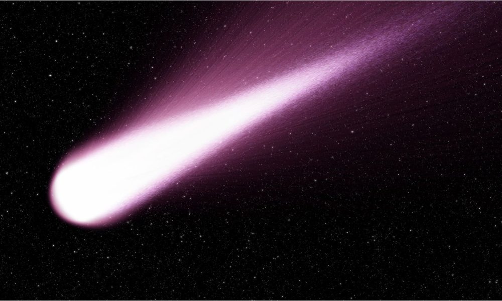 Cometa passando em céu estrelado.