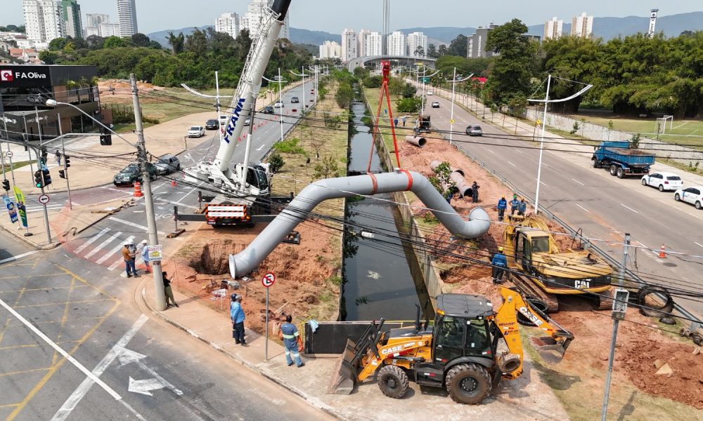 Instalação de cavalete de adutora do Córrego das Valquírias.