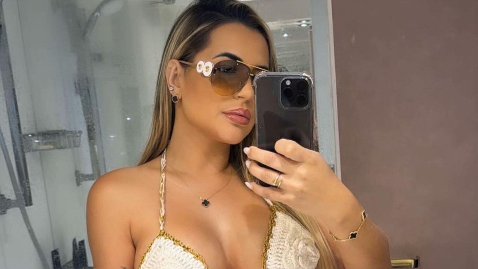 Deolane é presa em operação policial em Pernambuco na casa da família. Foto mostra influenciadora em selfie no espelho do banheiro.