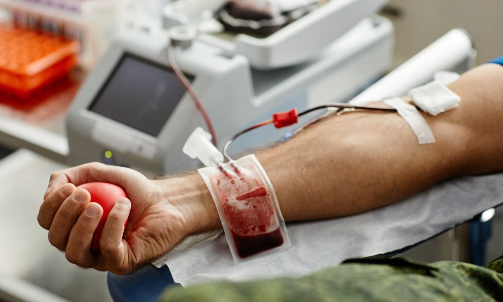 Aceitar transfusão de sangue como na imagem pode ser negada por testemunhas de Jeová.