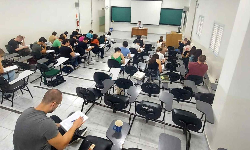 Turma do mestrado da faculdade de medicina de jundiaí em sala de aula.