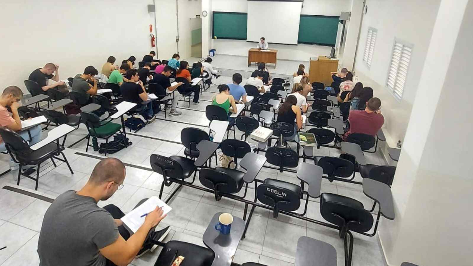 Turma do mestrado da faculdade de medicina de jundiaí em sala de aula.