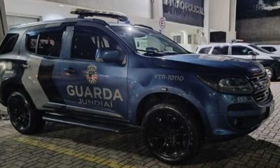 Viatura da Guarda Municipal de Jundiaí estacionado em frente ao plantão policial.