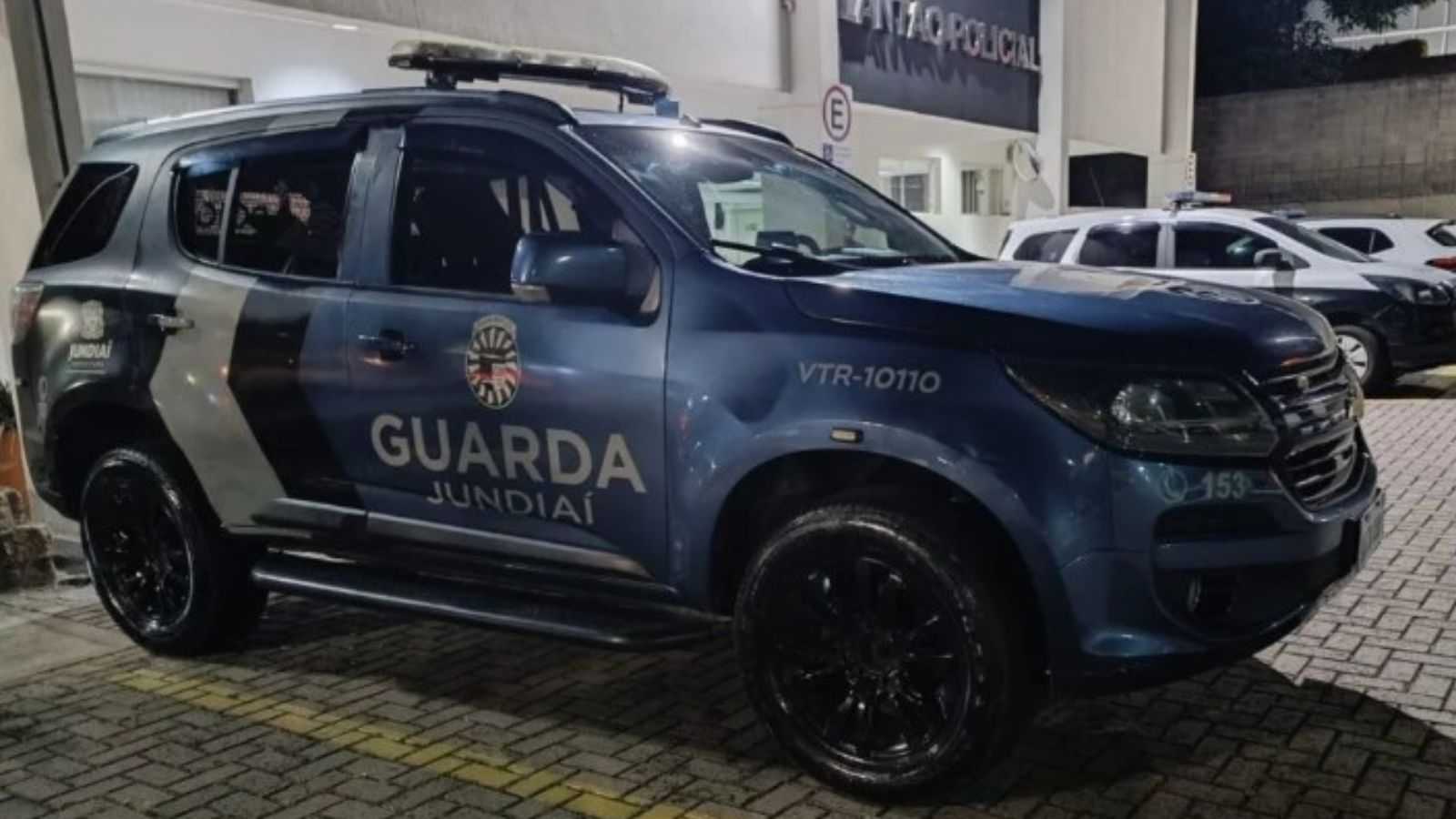 Viatura da Guarda Municipal de Jundiaí estacionado em frente ao plantão policial.