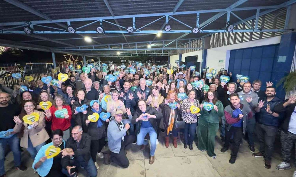 Gustavo Martinelli com os municípes que participaram do encontro do político posando para foto.