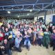 Gustavo Martinelli com os municípes que participaram do encontro do político posando para foto.