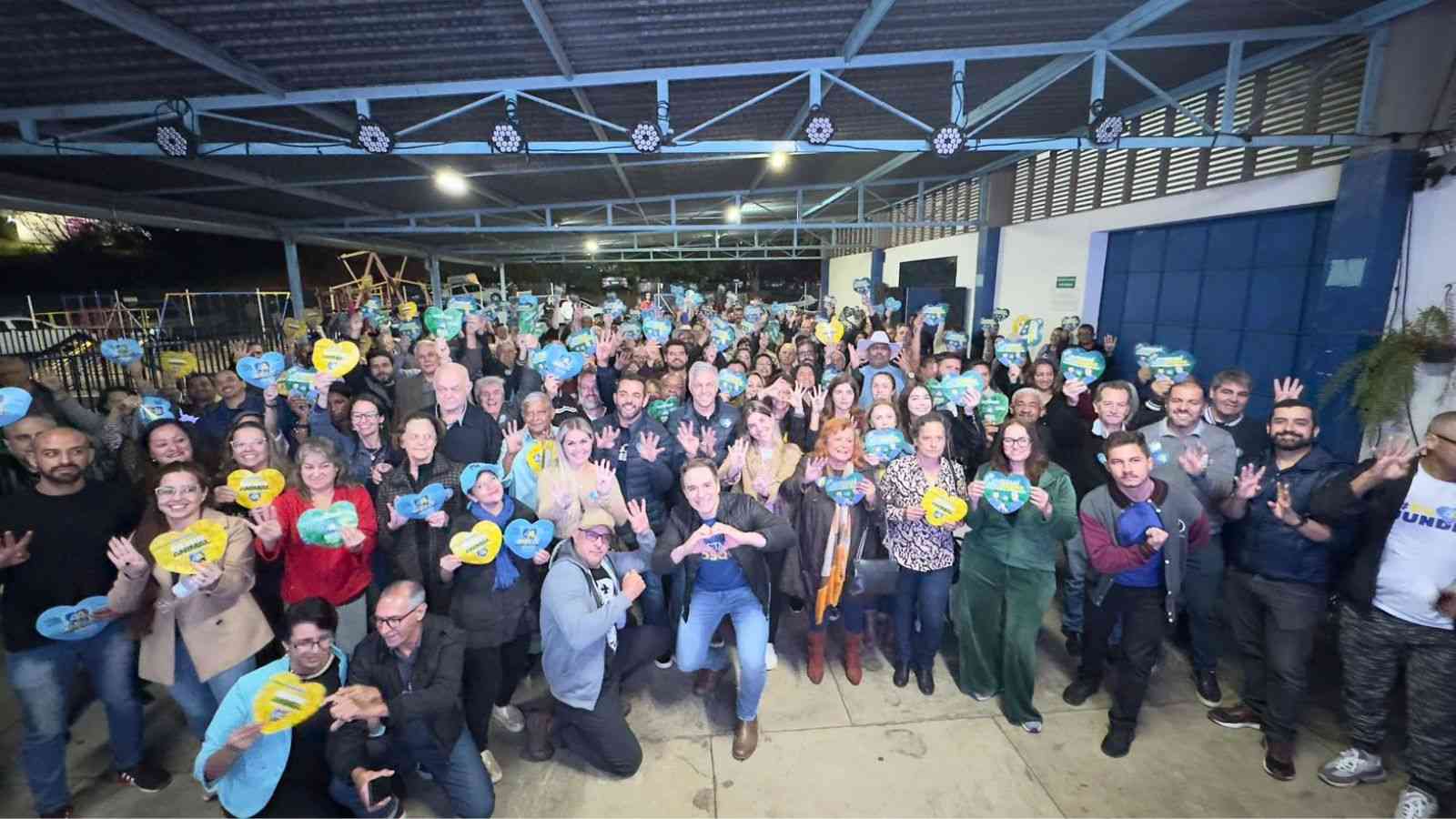 Gustavo Martinelli com os municípes que participaram do encontro do político posando para foto.