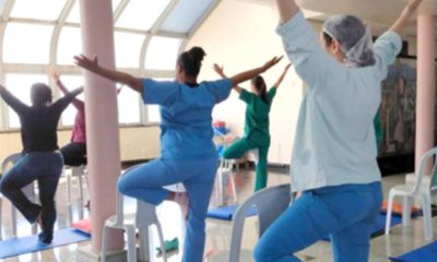 Colaboradores da área de saúde praticam yoga no Hospital São Vicente em conjunto.