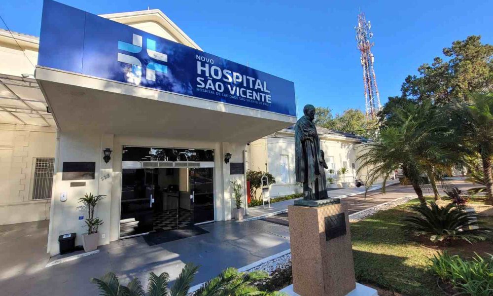 Fachada do Hospital São Vicente, em Jundiaí. Com jardim e céu azul ao fundo.