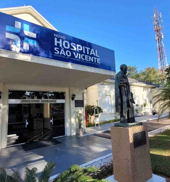 Fachada do Hospital São Vicente, em Jundiaí. Com jardim e céu azul ao fundo.