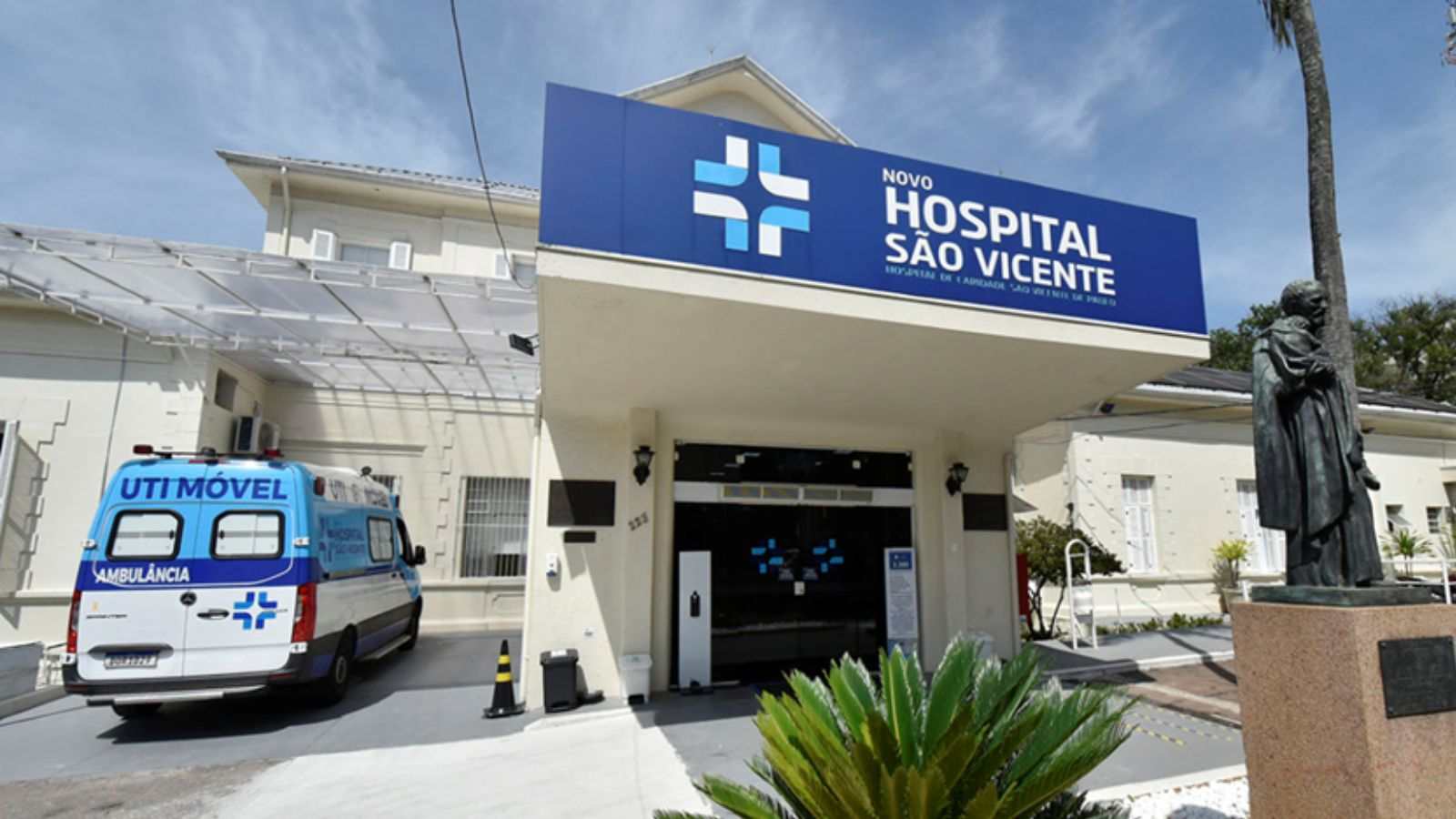 Fachada do Hospital São Vicente, junto com a UTI Móvel e jardins.