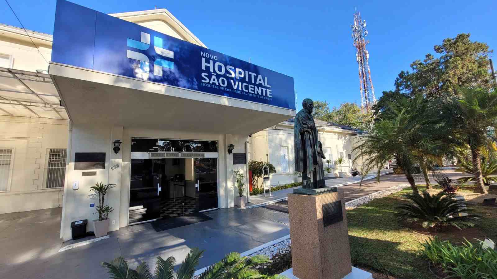 Fachada do Hospital São Vicente, em Jundiaí. Com jardim e céu azul ao fundo.