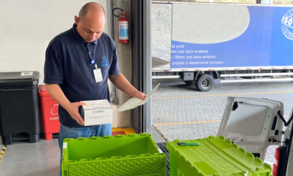 Hospital São Vicente adota logística reversa, caixas verdes são utilizadas no almoxarifado para recebimento e recolhimento de medicamentos.