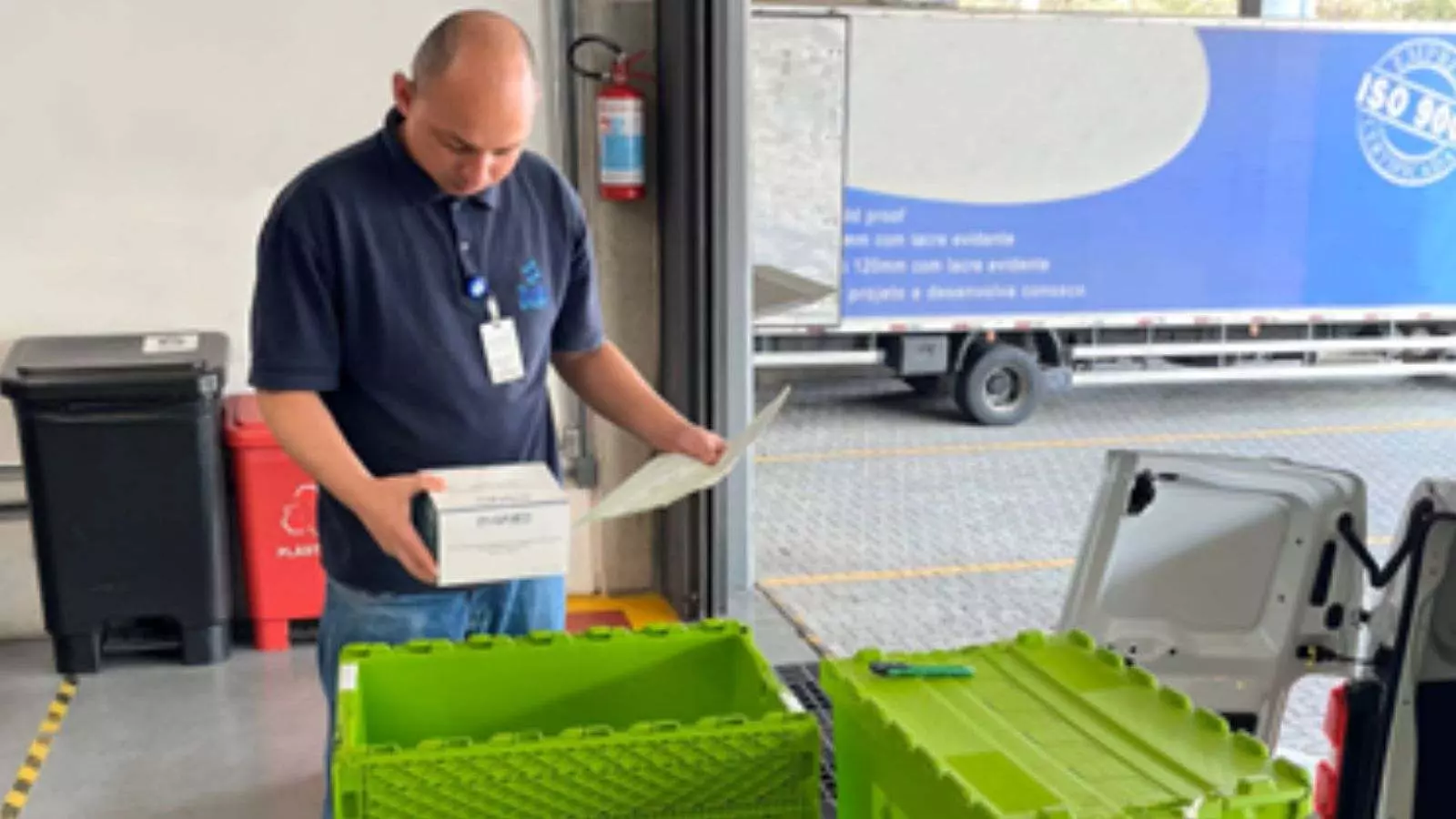 Hospital São Vicente adota logística reversa, caixas verdes são utilizadas no almoxarifado para recebimento e recolhimento de medicamentos.