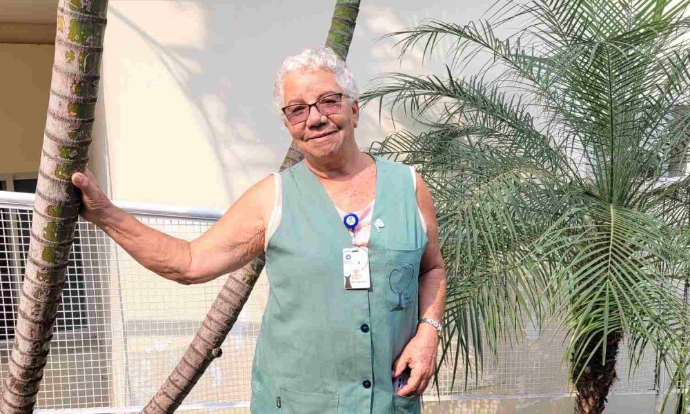 Dia do Idoso é celebrado com dicas especiais. Na foto, vemos uma mulher idosa com uniforme do voluntariado do Hospital São Vicente.