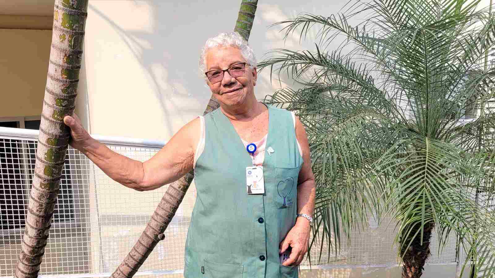 Dia do Idoso é celebrado com dicas especiais. Na foto, vemos uma mulher idosa com uniforme do voluntariado do Hospital São Vicente.