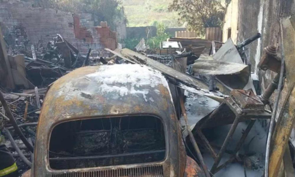 Casa e veículo em Jundiaí ficam completamente destruídos após incêndio.