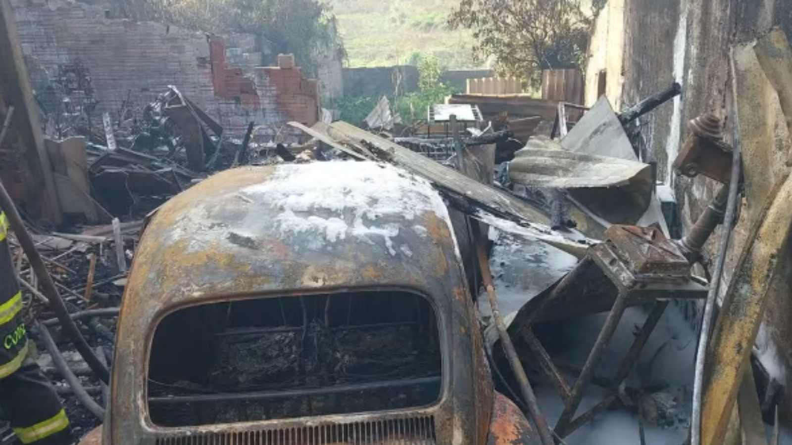 Casa e veículo em Jundiaí ficam completamente destruídos após incêndio.