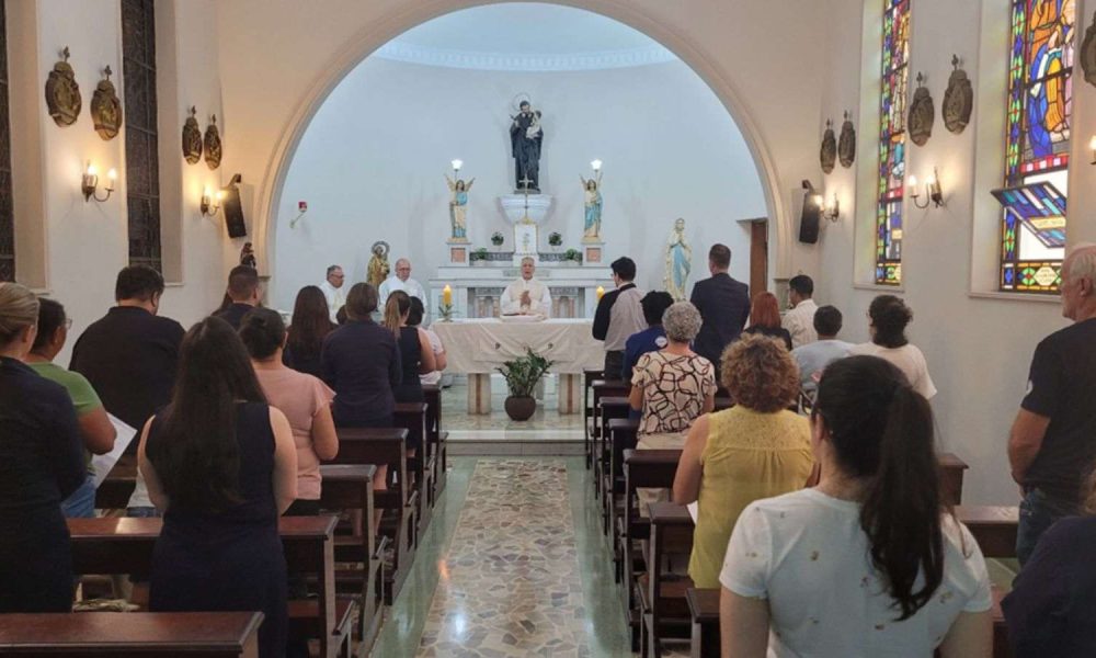 Missa em capela do Hospital São Vicente. Na foto, temos fiéis e o padre em celebração.