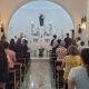 Missa em capela do Hospital São Vicente. Na foto, temos fiéis e o padre em celebração.